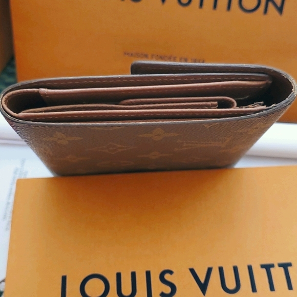 Louis Vuitton Midsize Wallet - Picture 11 of 17